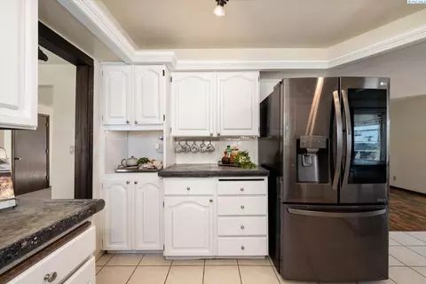 Kitchen - 700 Blanton Rd, Eltopia, WA 99330 photo 2 of 4