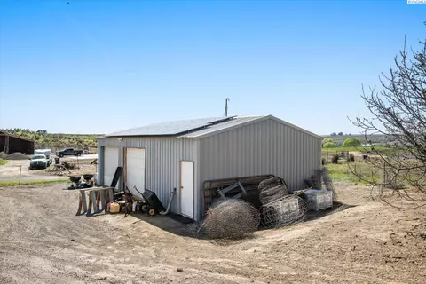 Exterior - 700 Blanton Rd, Eltopia, WA 99330 photo 2 of 4