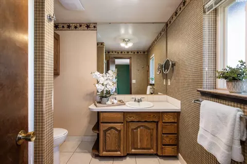 Bath - 700 Blanton Rd, Eltopia, WA 99330 photo 3 of 4
