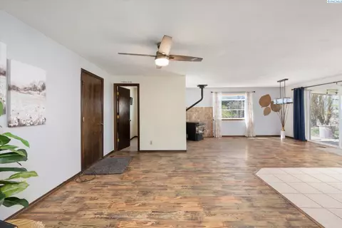 Living - 700 Blanton Rd, Eltopia, WA 99330 photo 5 of 6