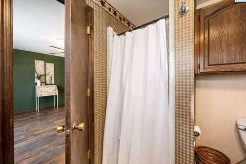 Bath - 700 Blanton Rd, Eltopia, WA 99330 photo 4 of 4