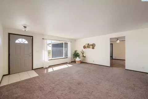 Living - 700 Blanton Rd, Eltopia, WA 99330 photo 1 of 6