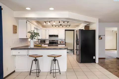 Kitchen - 700 Blanton Rd, Eltopia, WA 99330 photo 4 of 4
