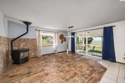 Living - 700 Blanton Rd, Eltopia, WA 99330 photo 4 of 6