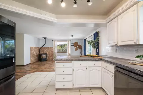 Kitchen - 700 Blanton Rd, Eltopia, WA 99330 photo 3 of 4
