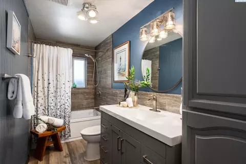 Bath - 700 Blanton Rd, Eltopia, WA 99330 photo 2 of 4