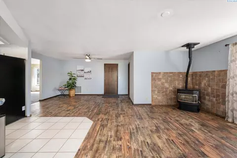 Living - 700 Blanton Rd, Eltopia, WA 99330 photo 3 of 6