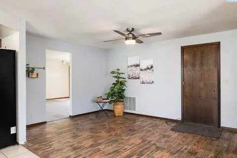Living - 700 Blanton Rd, Eltopia, WA 99330 photo 6 of 6