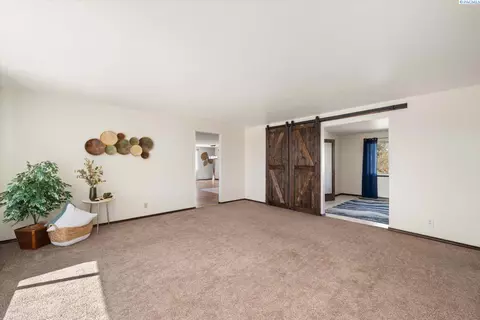 Living - 700 Blanton Rd, Eltopia, WA 99330 photo 2 of 6