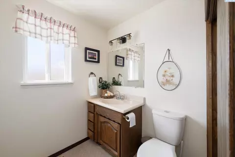 Bath - 700 Blanton Rd, Eltopia, WA 99330 photo 1 of 4