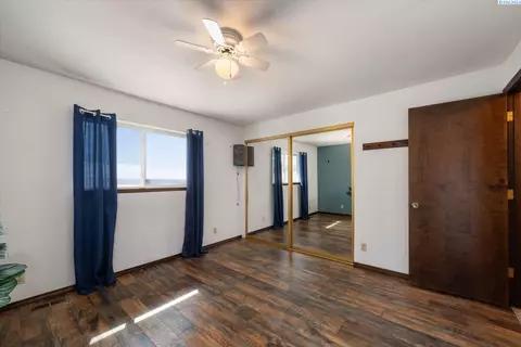 Bedroom - 700 Blanton Rd, Eltopia, WA 99330 photo 2 of 4