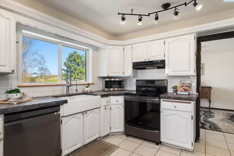 Kitchen - 700 Blanton Rd, Eltopia, WA 99330 photo 1 of 4