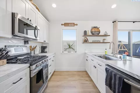 Kitchen - 10609 Silverbright Dr, Pasco, WA 99301 photo 5 of 5
