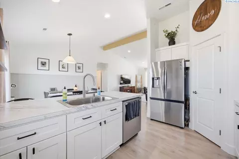Kitchen - 10609 Silverbright Dr, Pasco, WA 99301 photo 3 of 5