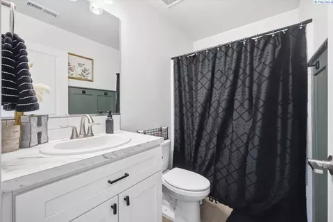 Bath - 10609 Silverbright Dr, Pasco, WA 99301 photo 1 of 2