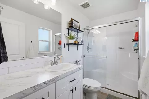 Bath - 10609 Silverbright Dr, Pasco, WA 99301 photo 2 of 2