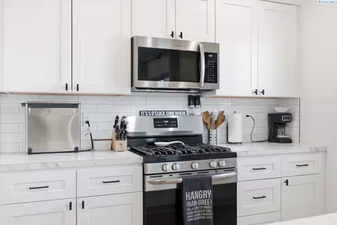 Kitchen - 10609 Silverbright Dr, Pasco, WA 99301 photo 4 of 5