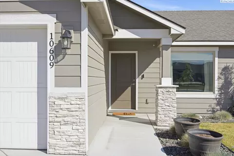 Exterior - 10609 Silverbright Dr, Pasco, WA 99301 photo 1 of 4