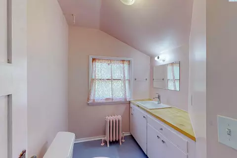 Bath - 1905 SE Johnson Ave, Pullman, WA 99163 photo 2 of 3