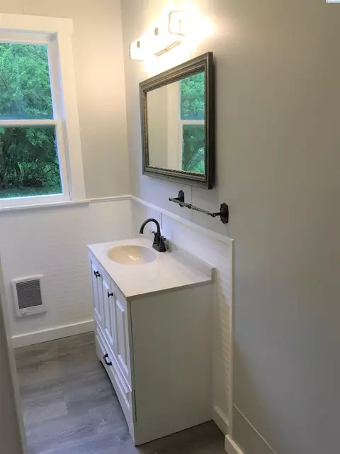 Bath - 1905 SE Johnson Ave, Pullman, WA 99163 photo 1 of 3