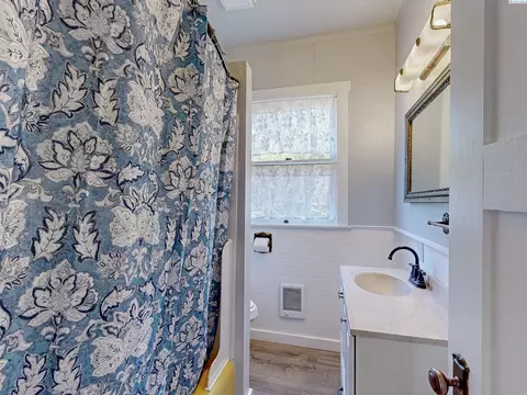 Bath - 1905 SE Johnson Ave, Pullman, WA 99163 photo 1 of 3
