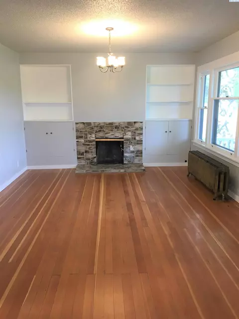 Living - 1905 SE Johnson Ave, Pullman, WA 99163 photo 1 of 4