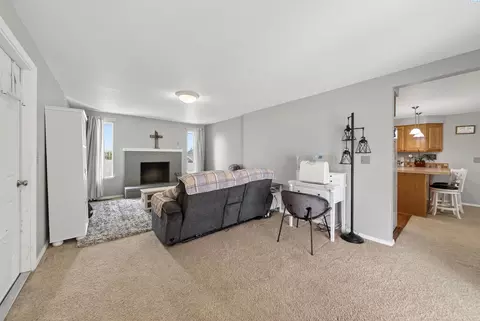 Living - 2603 N Rd 56, Pasco, WA 99301 photo 2 of 4