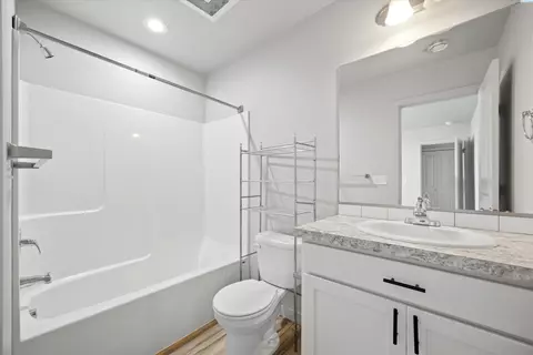 Bath - 412 Whitefish Ln, Pasco, WA 99301 photo 2 of 2