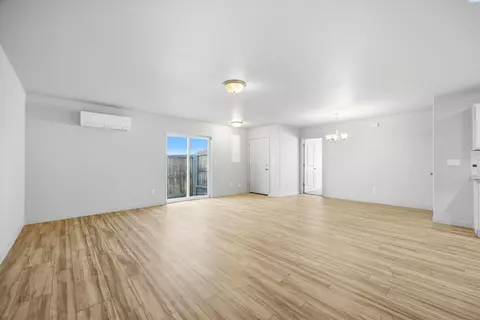 Living - 412 Whitefish Ln, Pasco, WA 99301 photo 2 of 3