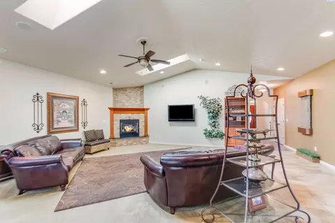 Living - 107 Windsor Ln, Pasco, WA 99301 photo 2 of 3
