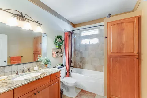 Bath - 107 Windsor Ln, Pasco, WA 99301 photo 1 of 2
