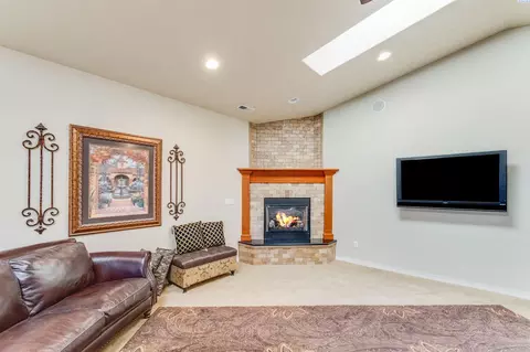 Living - 107 Windsor Ln, Pasco, WA 99301 photo 3 of 3