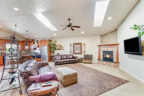 Living - 107 Windsor Ln, Pasco, WA 99301 photo 1 of 3