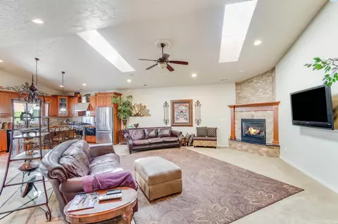 Living - 107 Windsor Ln, Pasco, WA 99301 photo 1 of 4
