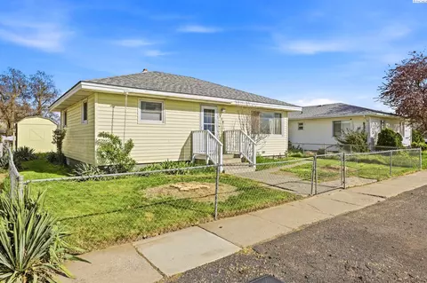 444 S Almira Ave, Connell, WA 99326