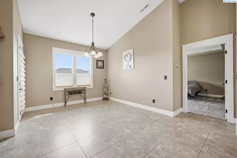Entry Way - 4702 Cathedral Dr, Pasco, WA 99301 photo 3 of 6