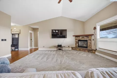 Living - 4702 Cathedral Dr, Pasco, WA 99301 photo 3 of 3