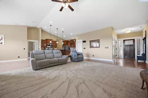 Entry Way - 4702 Cathedral Dr, Pasco, WA 99301 photo 2 of 6