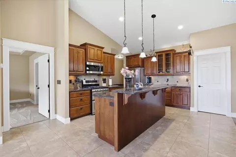 Kitchen - 4702 Cathedral Dr, Pasco, WA 99301 photo 1 of 4