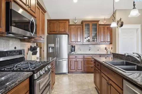 Kitchen - 4702 Cathedral Dr, Pasco, WA 99301 photo 3 of 4