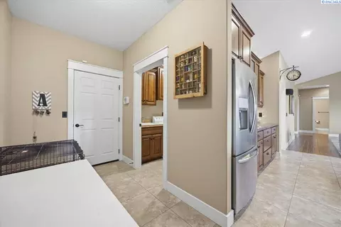 Entry Way - 4702 Cathedral Dr, Pasco, WA 99301 photo 6 of 6