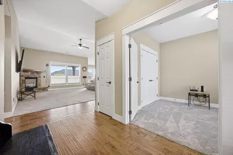 Entry Way - 4702 Cathedral Dr, Pasco, WA 99301 photo 4 of 6