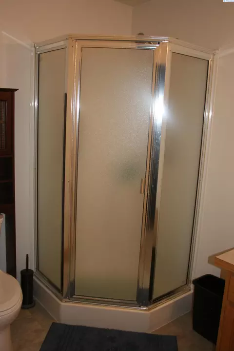 Bath - 1725 NW Ventura, Pullman, WA 99163 photo 4 of 4
