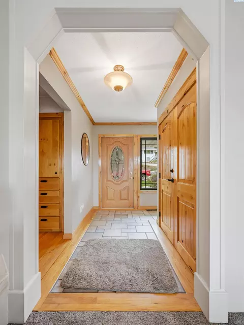 Entry Way - 930 SW Fountain St, Pullman, WA 99163 photo 1 of 3