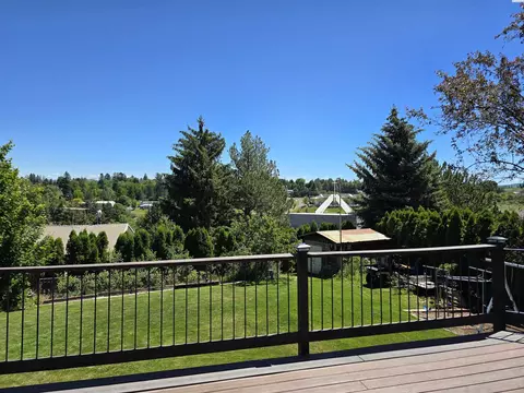 Exterior - 930 SW Fountain St, Pullman, WA 99163 photo 4 of 6