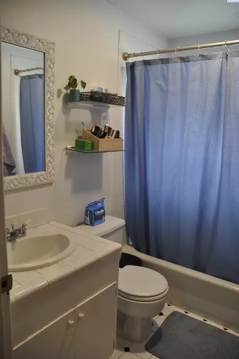 Bath - 920 NW Charlotte, Pullman, WA 99163 photo 1 of 2