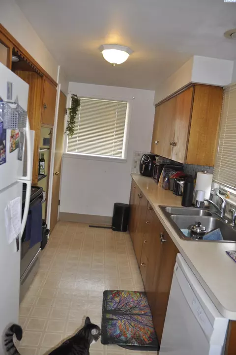 Kitchen - 920 NW Charlotte, Pullman, WA 99163 photo 2 of 5