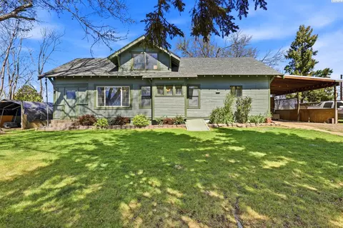 721 Blaine Dr, Granger, WA 98932