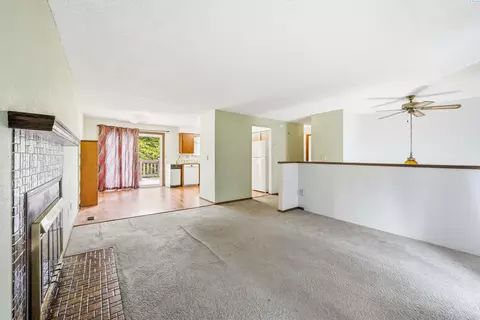 Living - 310 NW Dillon St, Pullman, WA 99163 photo 2 of 4