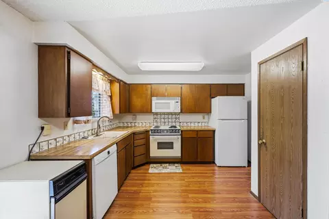 Kitchen - 310 NW Dillon St, Pullman, WA 99163 photo 2 of 2